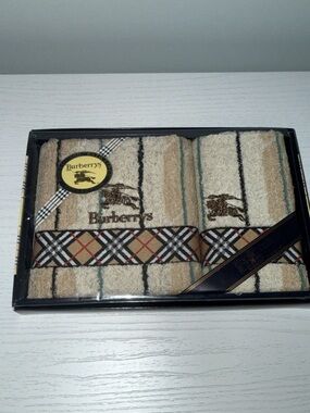 NIB Burberrys Beige Plaid Accent Hand Towels